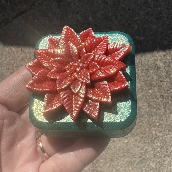 Set 6 Poinsettia Soap Party Favors, Christmas Party Gifts, Handmade Gift, Soap - Picture 6 of 17